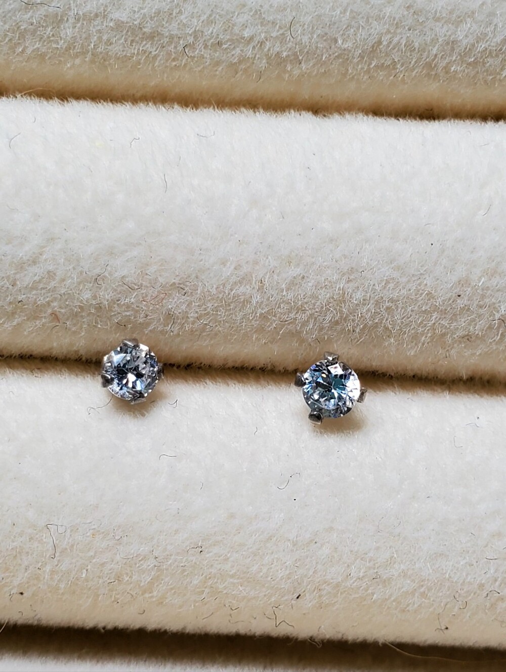 925 Sterling Silver White Stone Stud Earrings - 0.21g